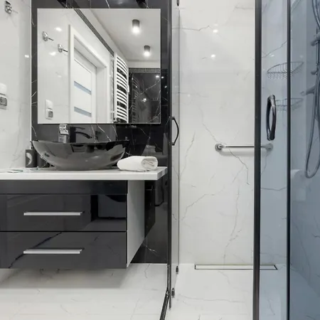 Apartment Black Miodowy Dom *