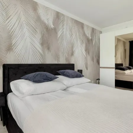 Apartment Black Miodowy Dom *